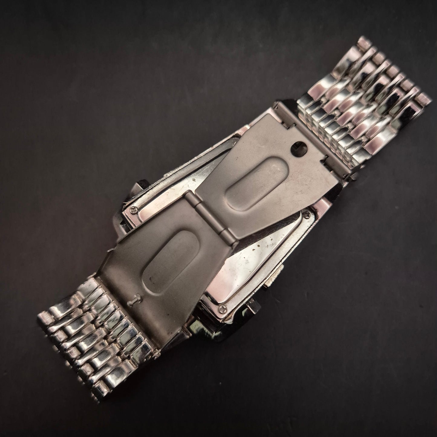 Auffällige Herren Uhr – Chromfarbenes Retro-Design (LED-Stil)