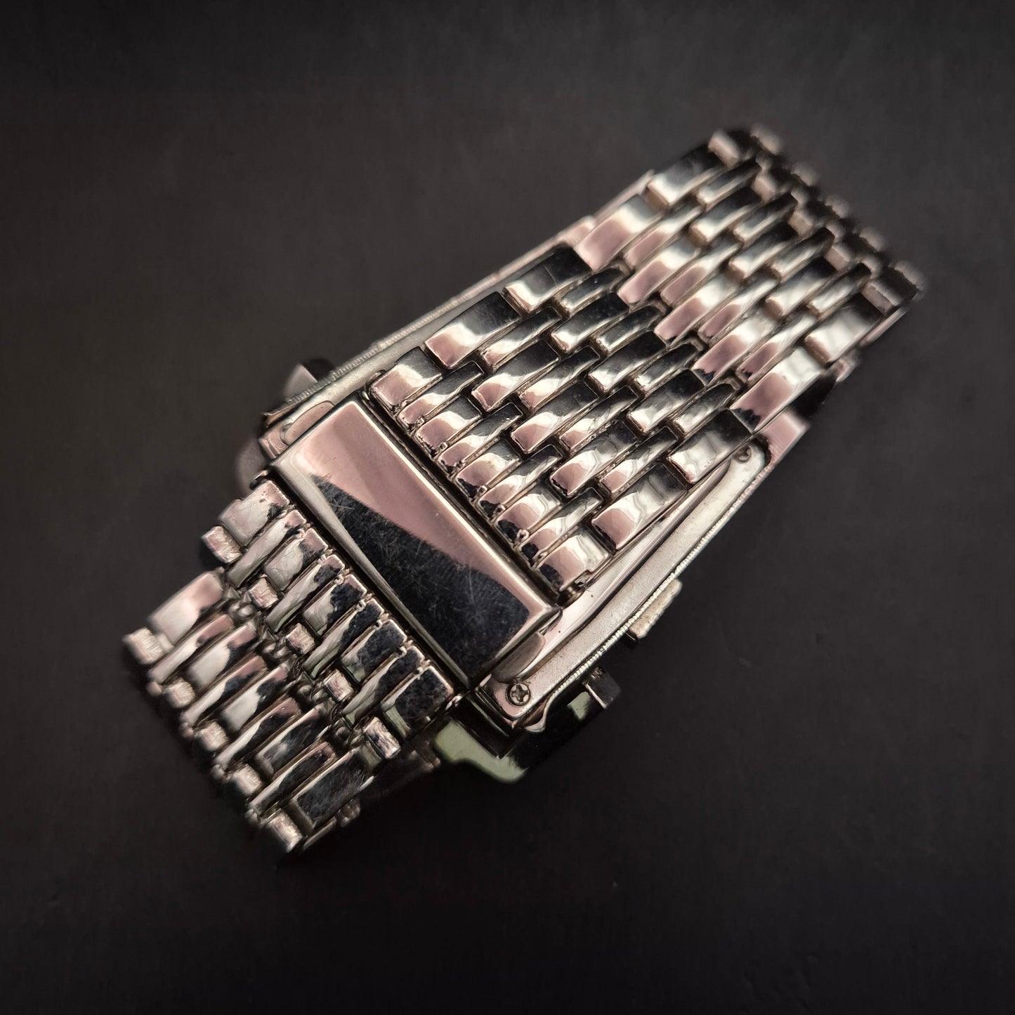 Auffällige Herren Uhr – Chromfarbenes Retro-Design (LED-Stil)