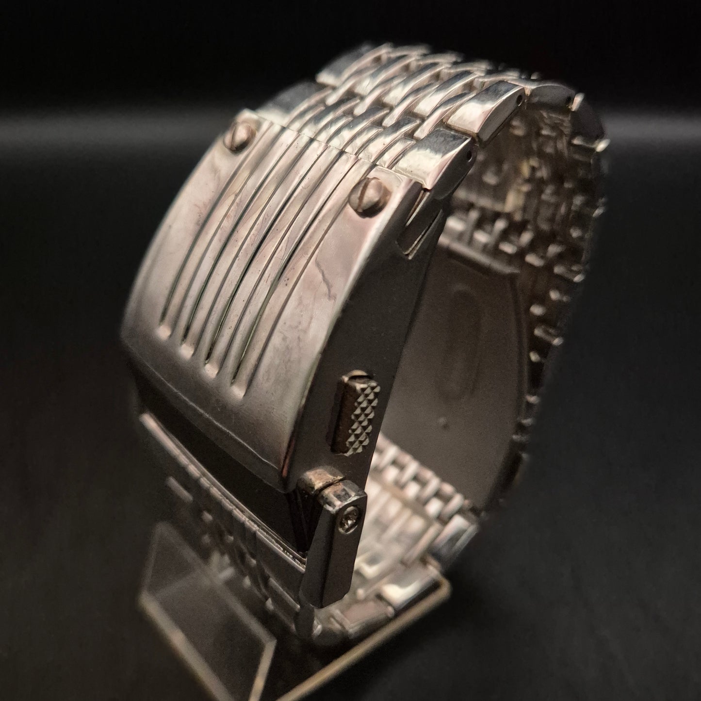 Auffällige Herren Uhr – Chromfarbenes Retro-Design (LED-Stil)