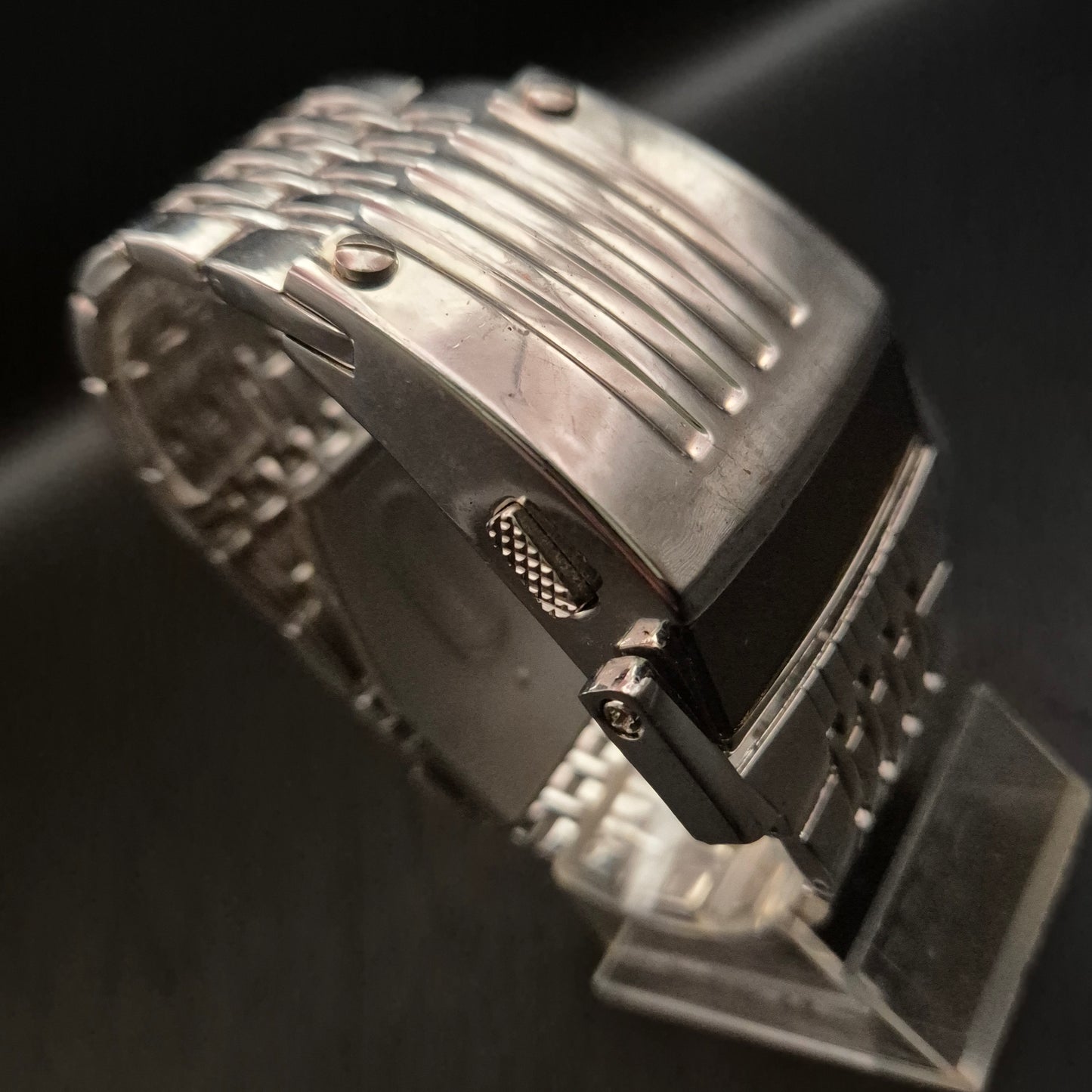 Auffällige Herren Uhr – Chromfarbenes Retro-Design (LED-Stil)