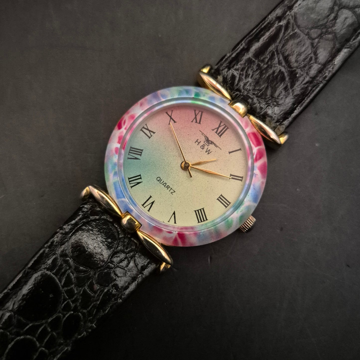 H&W Damen Uhr – Buntes Marmor-Gehäuse & Lederband