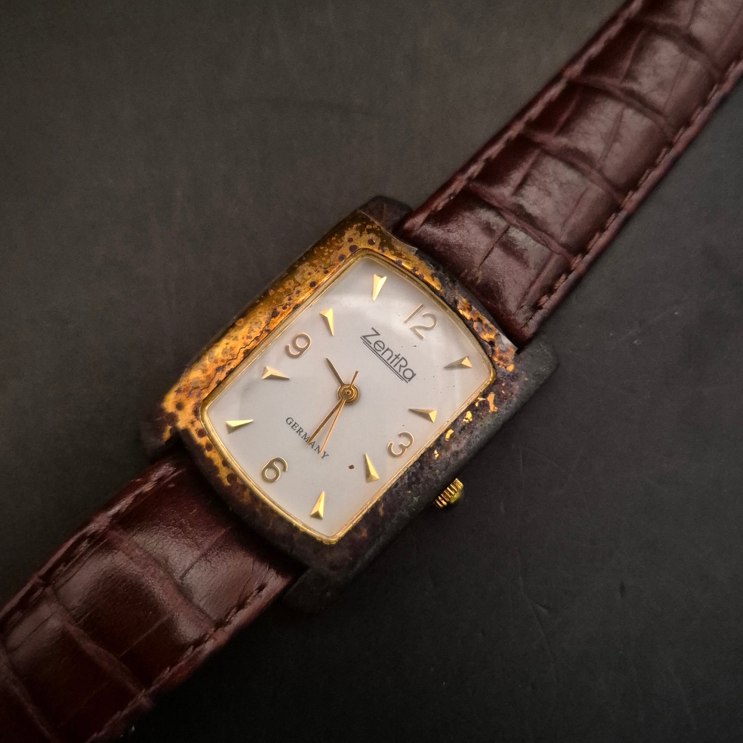 ZentRa Damen Uhr – Rechteckig, Rustikale Patina & Kroko-Lederband