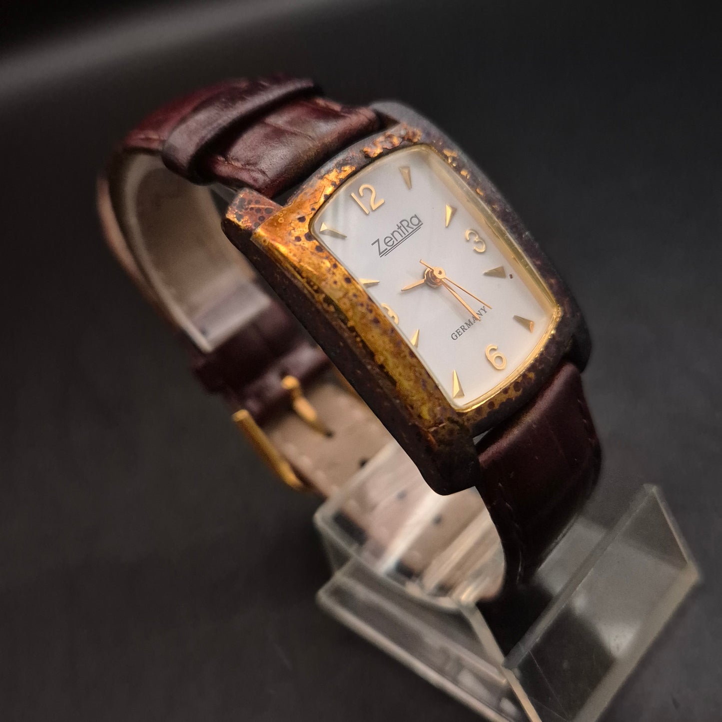 ZentRa Damen Uhr – Rechteckig, Rustikale Patina & Kroko-Lederband