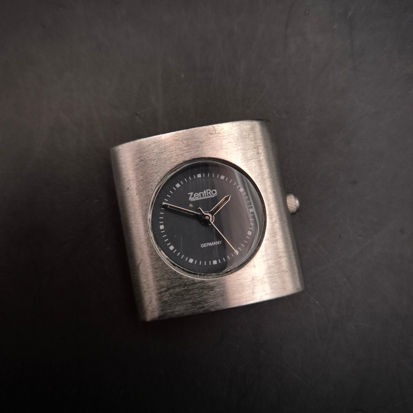 ZentRa Design Uhr – Gebürstetes Metallgehäuse, Zifferblatt Dunkelblau