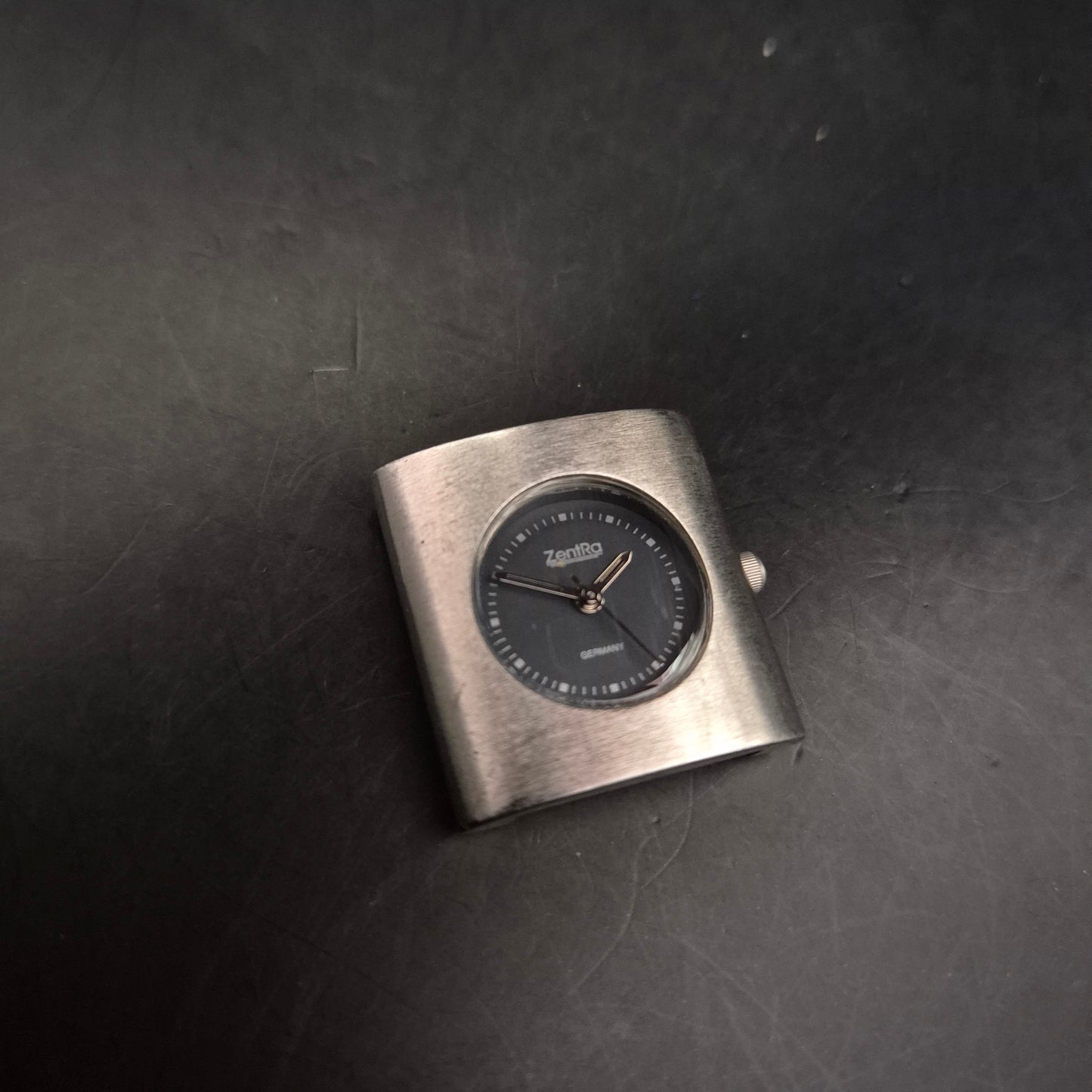 ZentRa Design Uhr – Gebürstetes Metallgehäuse, Zifferblatt Dunkelblau