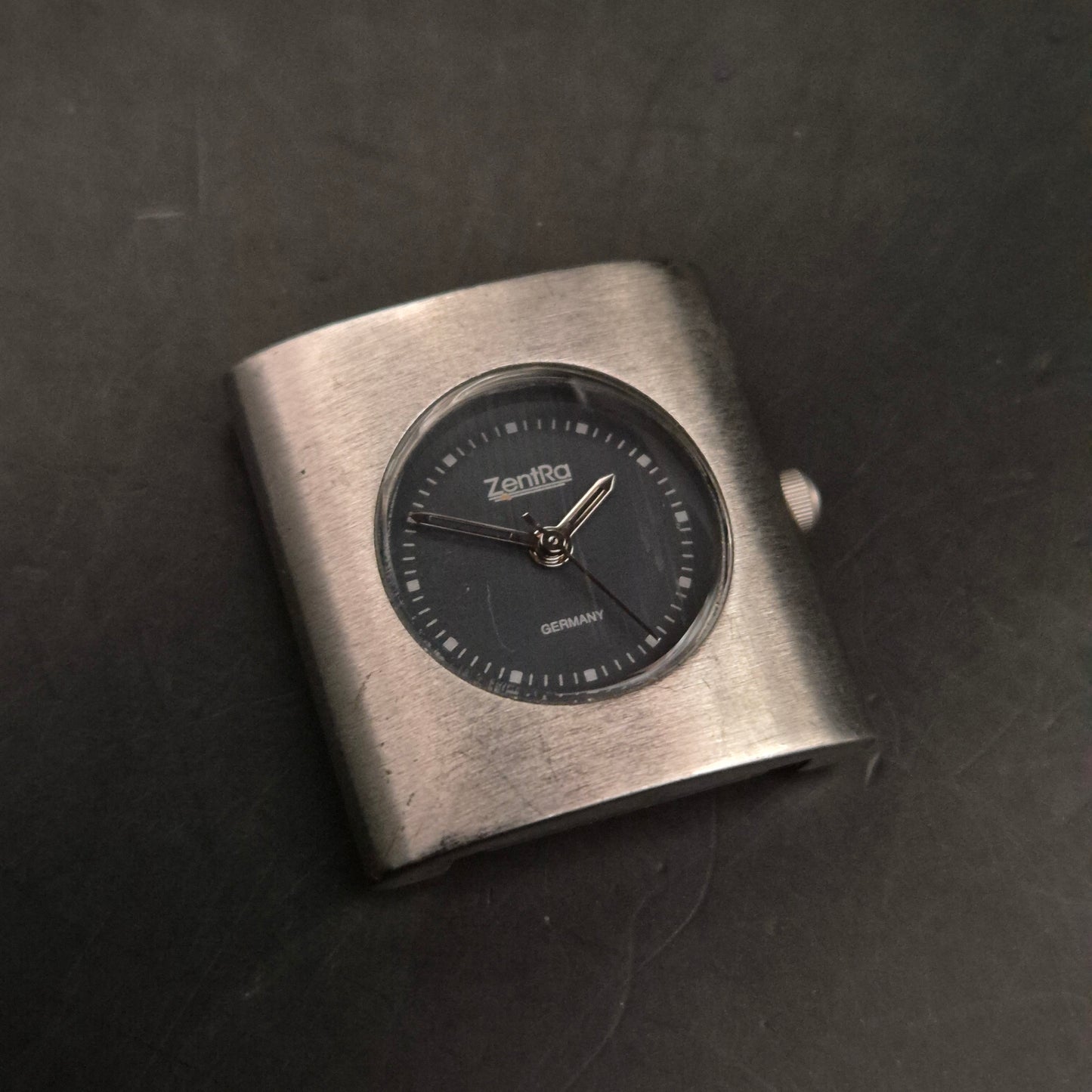 ZentRa Design Uhr – Gebürstetes Metallgehäuse, Zifferblatt Dunkelblau