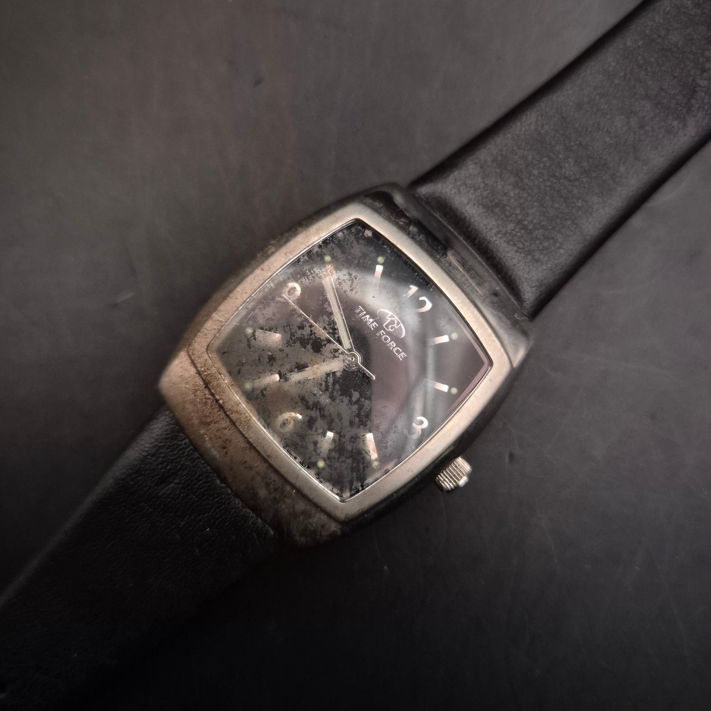 Time Force Damen Uhr – Tonneau Gehäuse mit Schwarzem Lederband