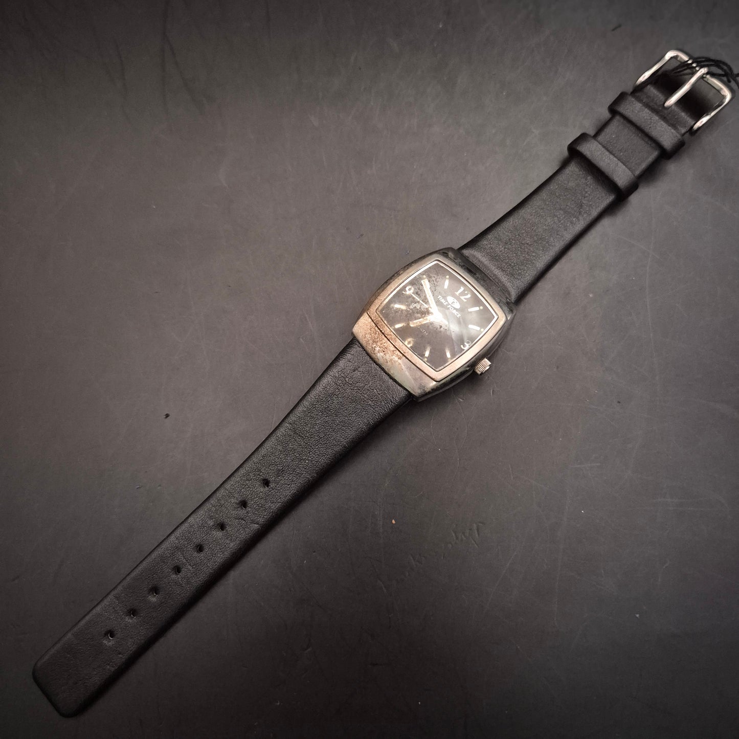 Time Force Damen Uhr – Tonneau Gehäuse mit Schwarzem Lederband