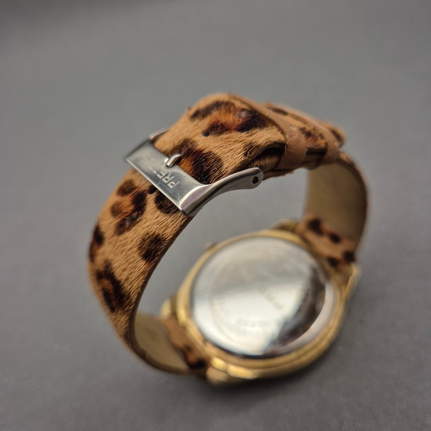 Auffällige Damen Uhr mit Leopardmuster und Strassbesatz