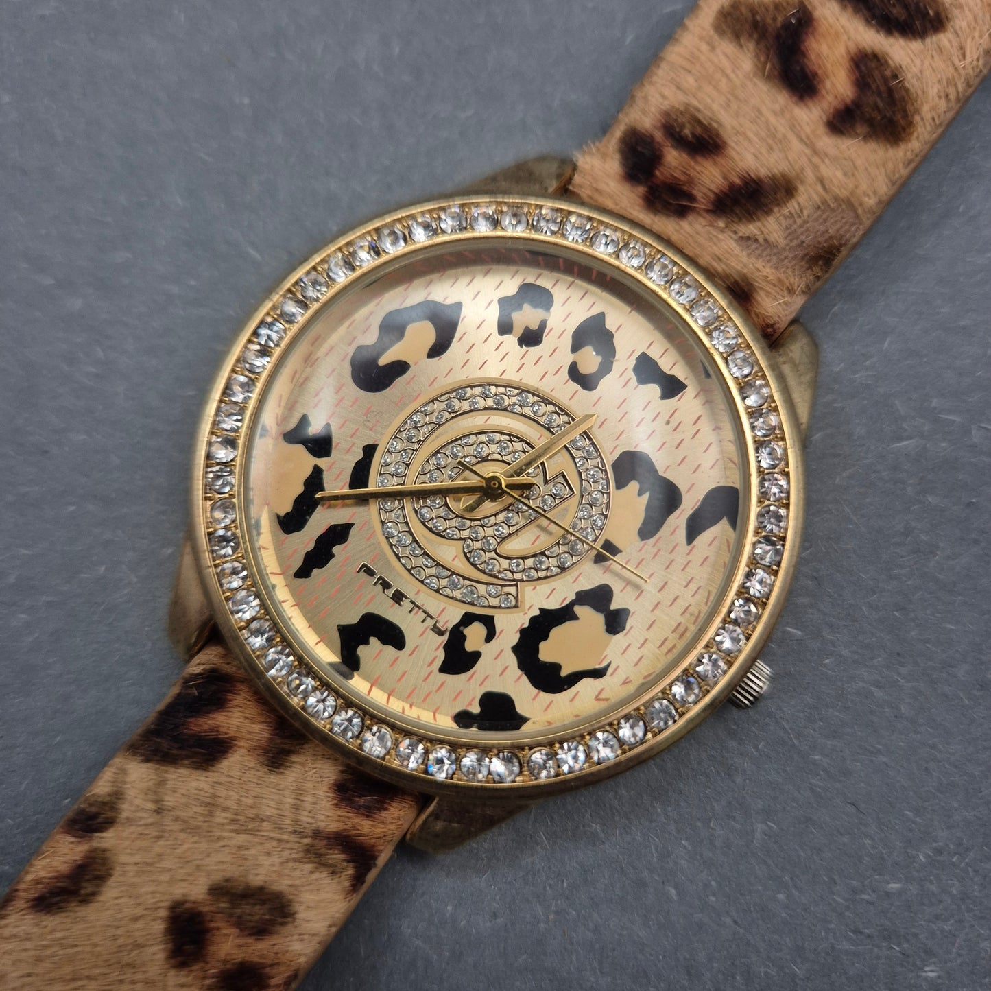 Auffällige Damen Uhr mit Leopardmuster und Strassbesatz