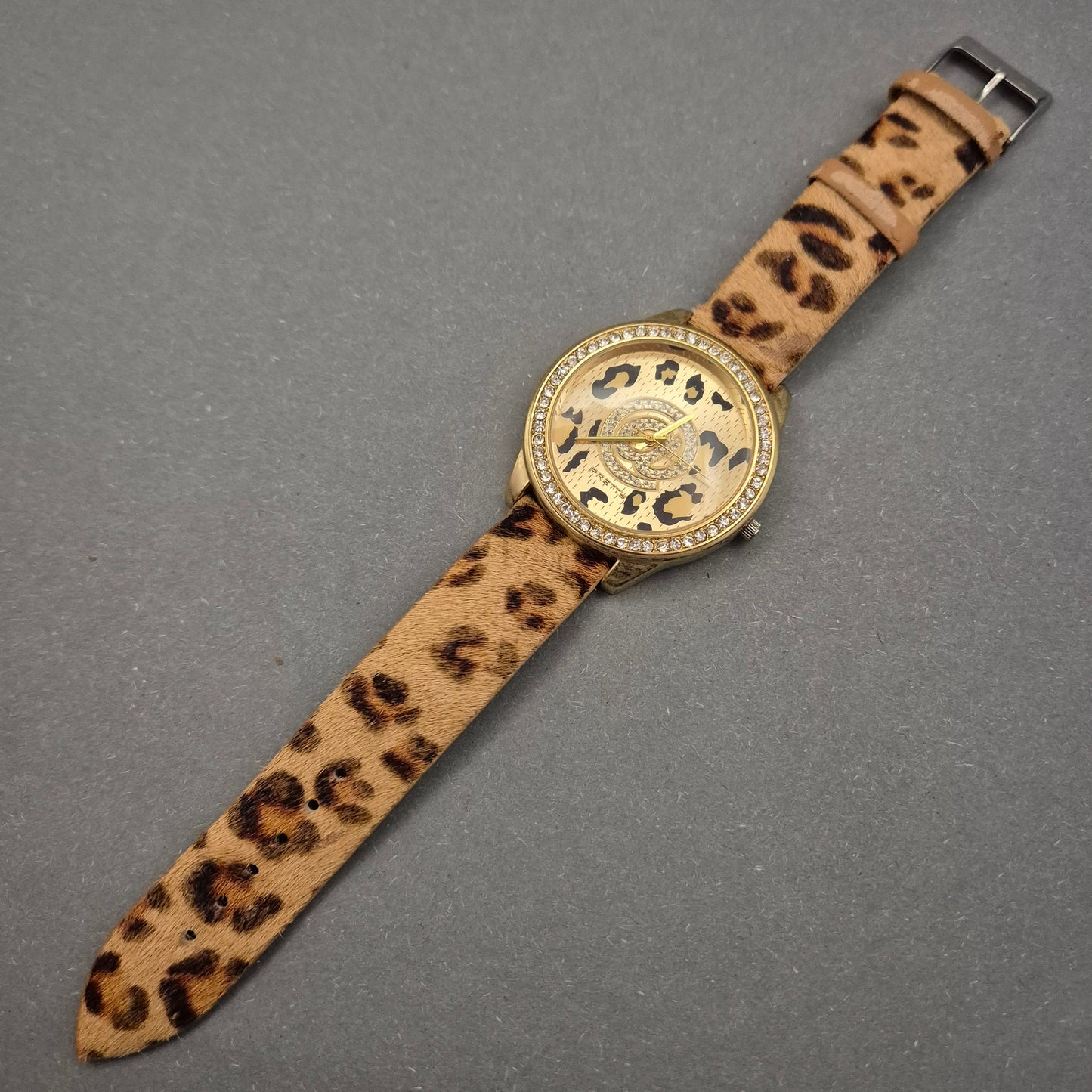 Auffällige Damen Uhr mit Leopardmuster und Strassbesatz