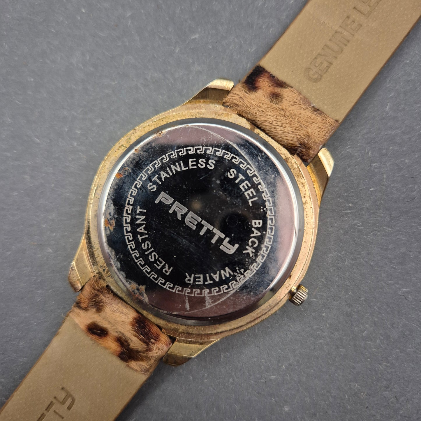 Auffällige Damen Uhr mit Leopardmuster und Strassbesatz