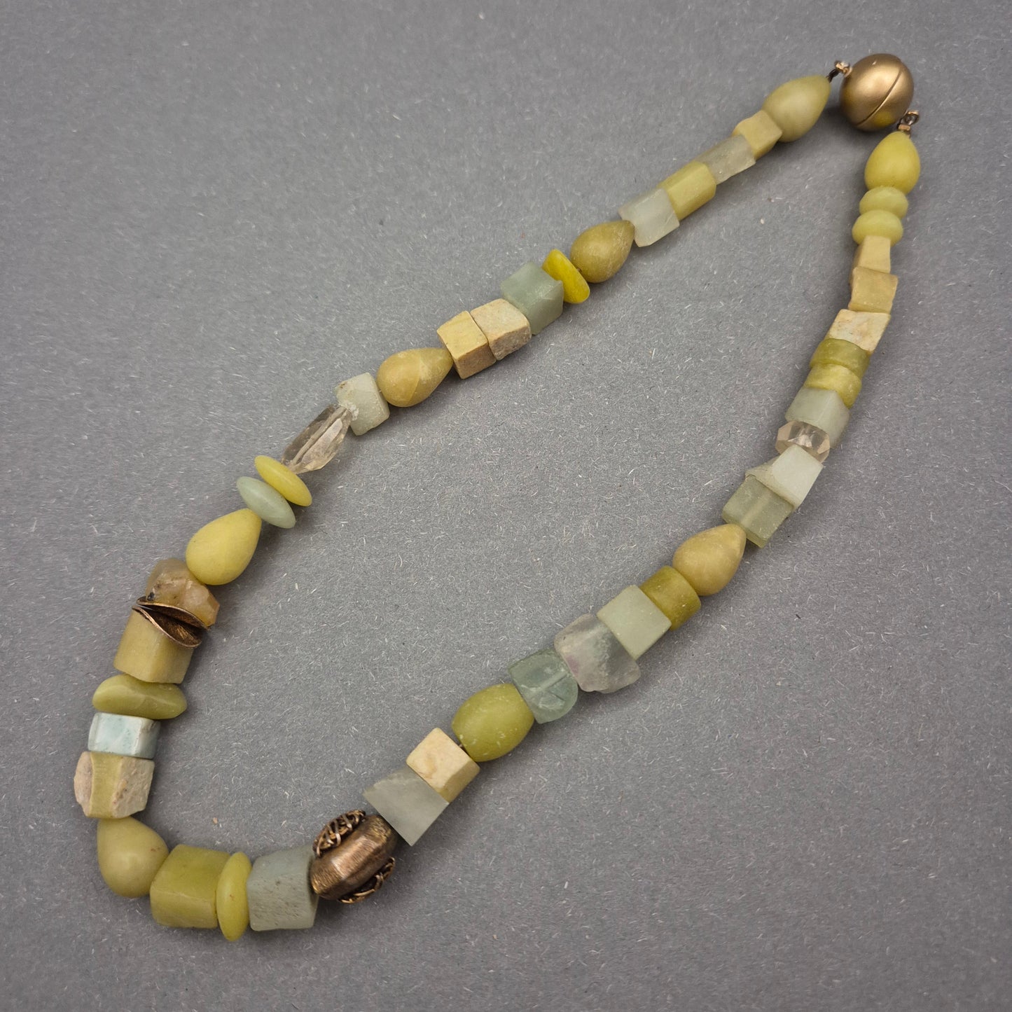 Natürliche Stein Halskette in sanften Grün- und Gelbtönen
