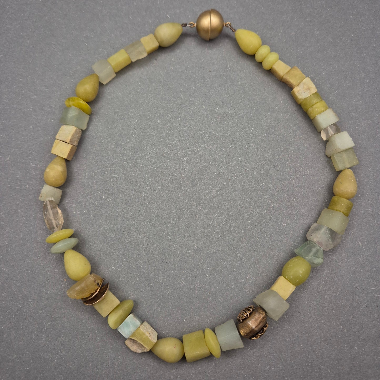 Natürliche Stein Halskette in sanften Grün- und Gelbtönen