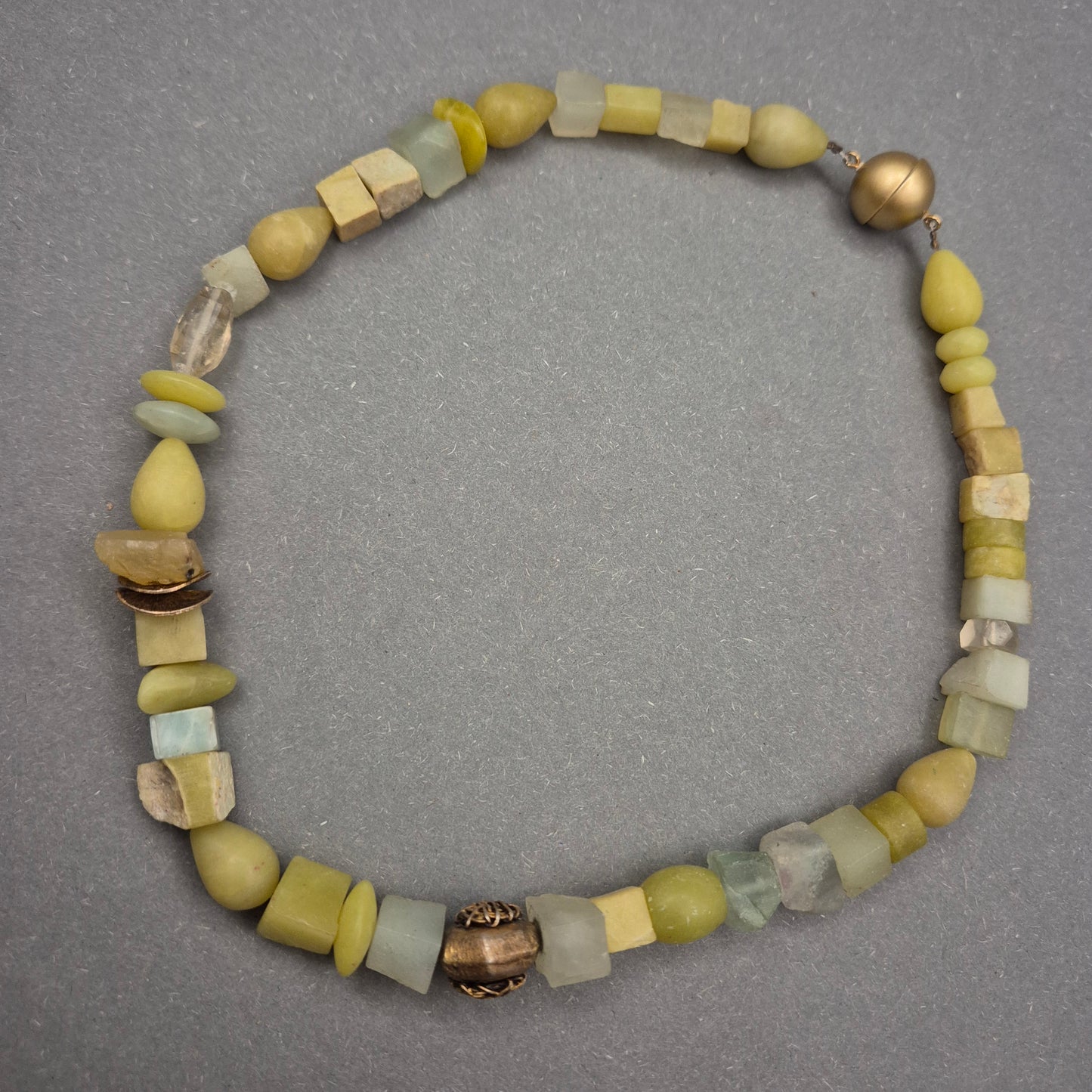 Natürliche Stein Halskette in sanften Grün- und Gelbtönen