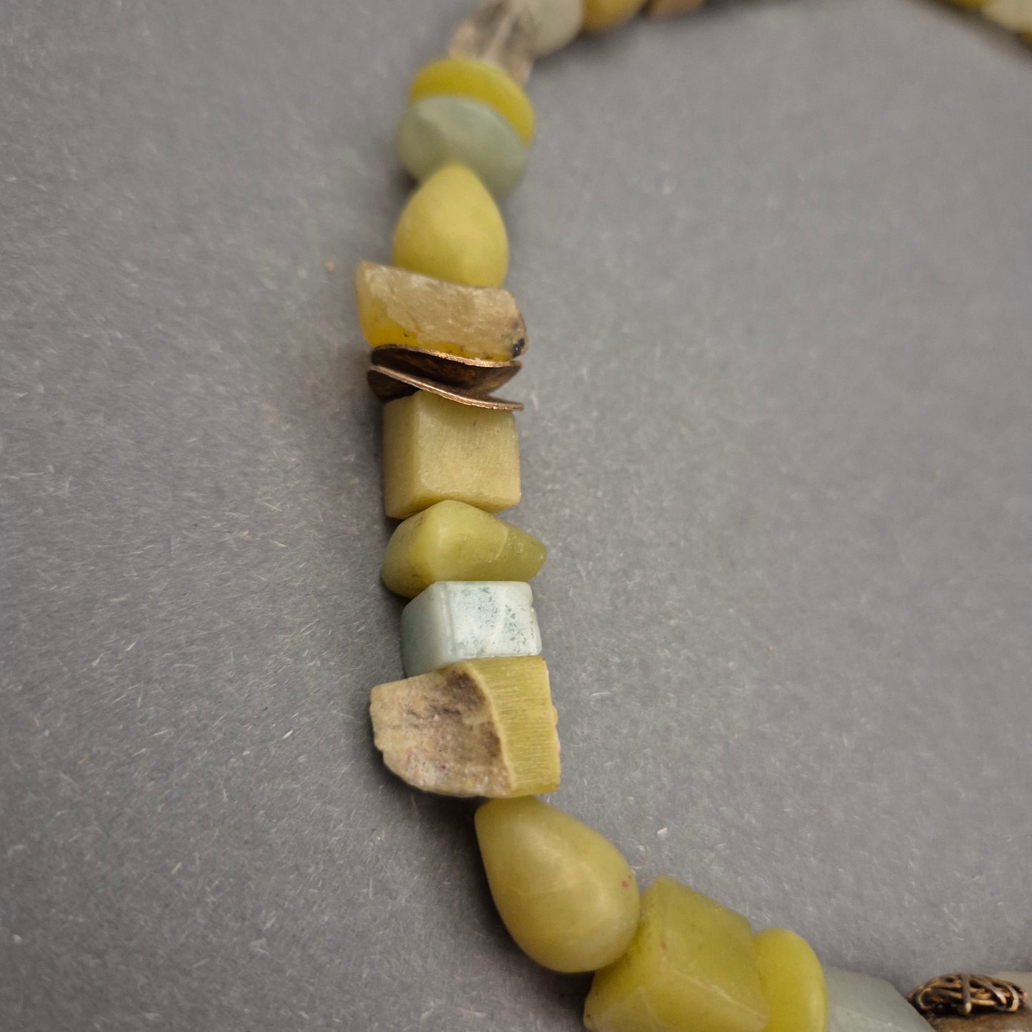 Natürliche Stein Halskette in sanften Grün- und Gelbtönen