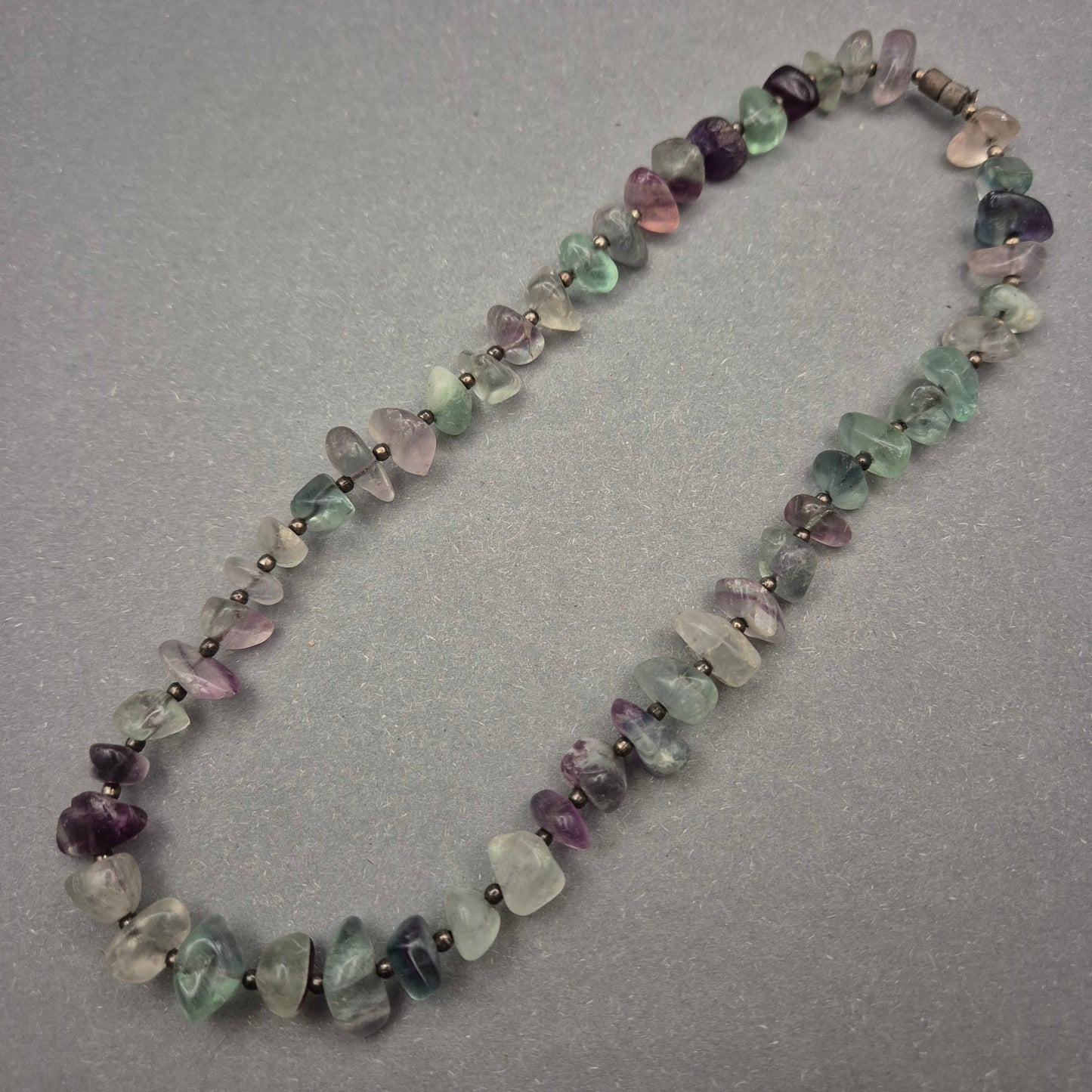 Fluorit Halskette mit bunten Naturstein Splittern – Sanfte Farbverläufe
