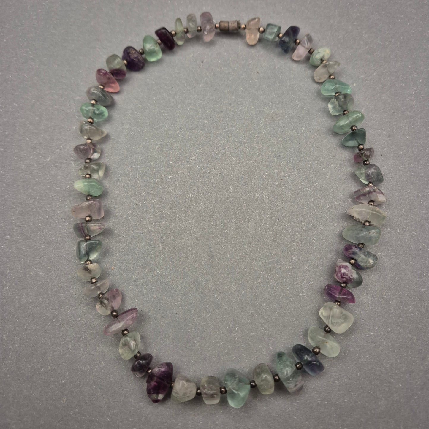 Fluorit Halskette mit bunten Naturstein Splittern – Sanfte Farbverläufe