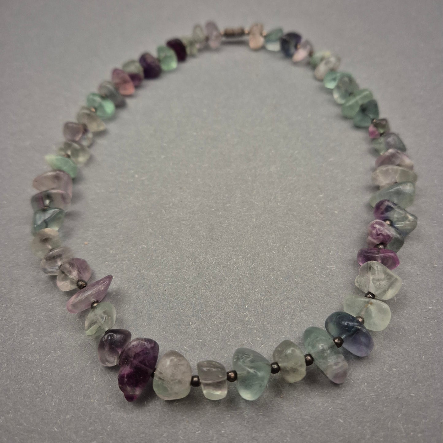 Fluorit Halskette mit bunten Naturstein Splittern – Sanfte Farbverläufe