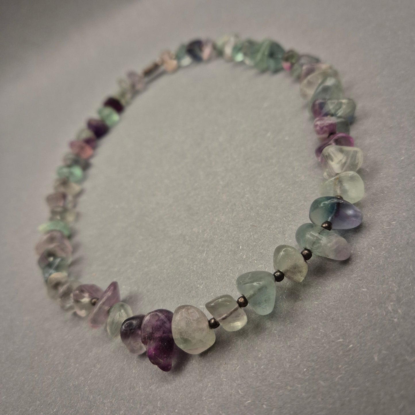 Fluorit Halskette mit bunten Naturstein Splittern – Sanfte Farbverläufe