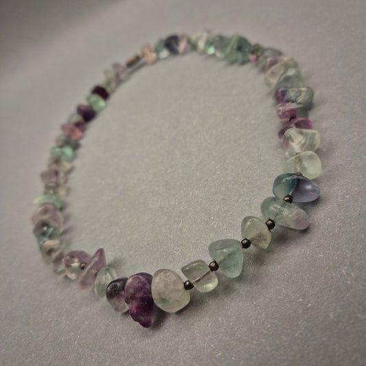 Fluorit Halskette mit bunten Naturstein Splittern – Sanfte Farbverläufe