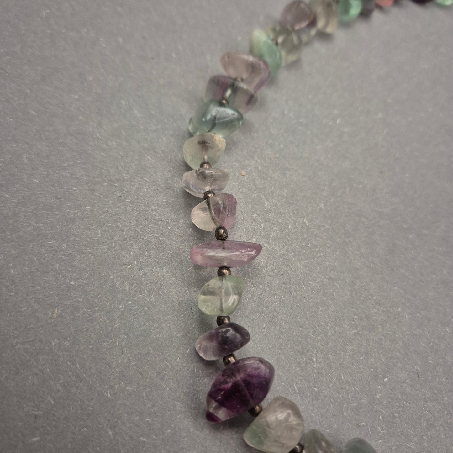 Fluorit Halskette mit bunten Naturstein Splittern – Sanfte Farbverläufe