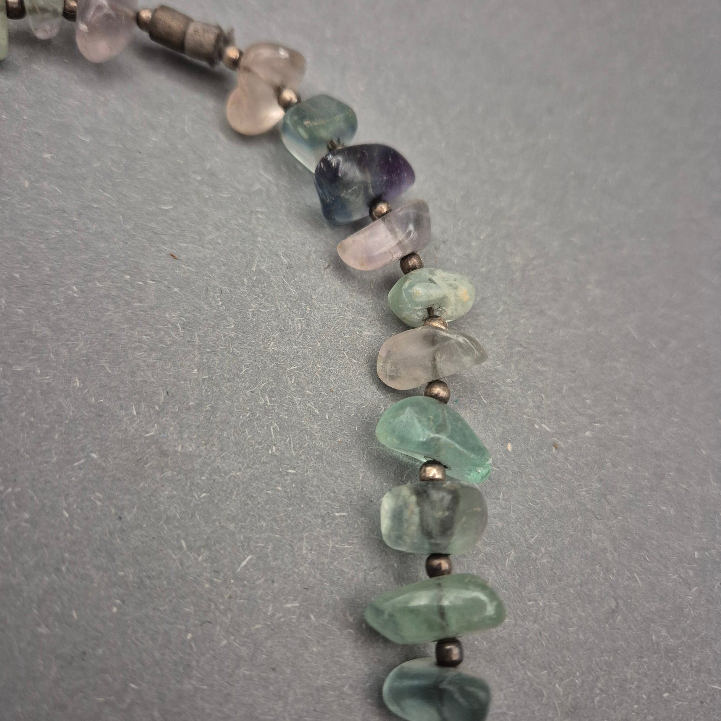 Fluorit Halskette mit bunten Naturstein Splittern – Sanfte Farbverläufe