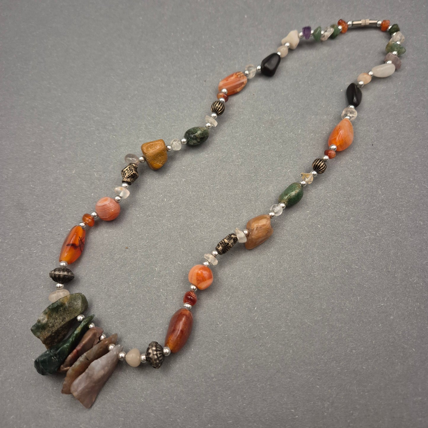 Bunte Edelstein Halskette mit Natursteinen und Silberdetails