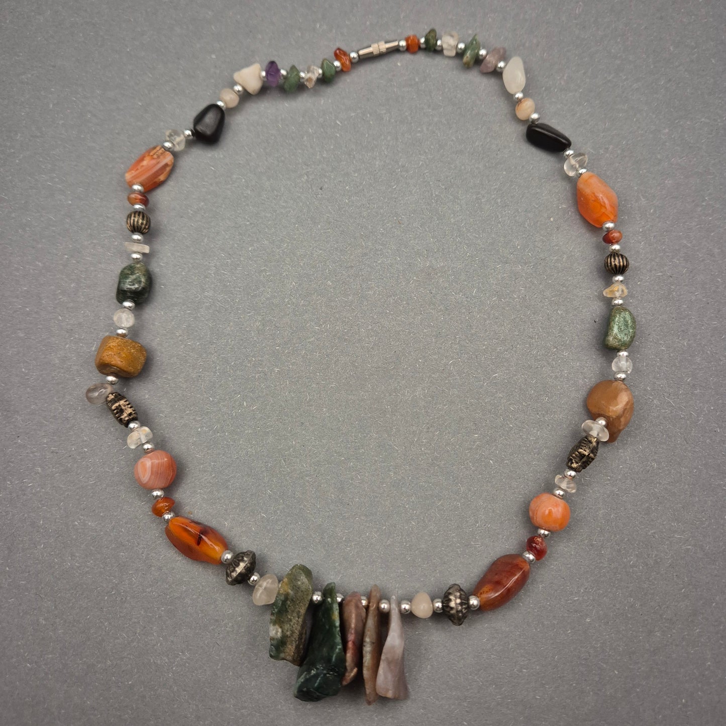 Bunte Edelstein Halskette mit Natursteinen und Silberdetails