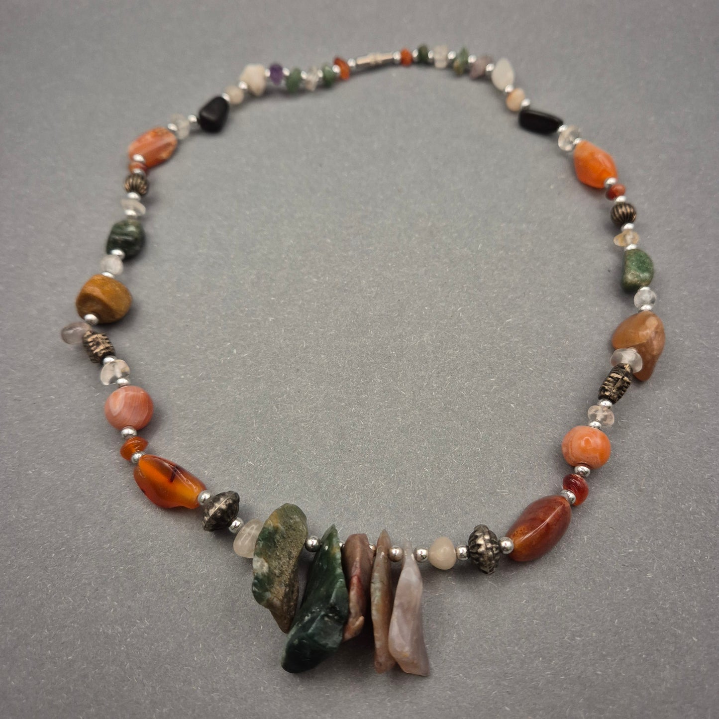 Bunte Edelstein Halskette mit Natursteinen und Silberdetails