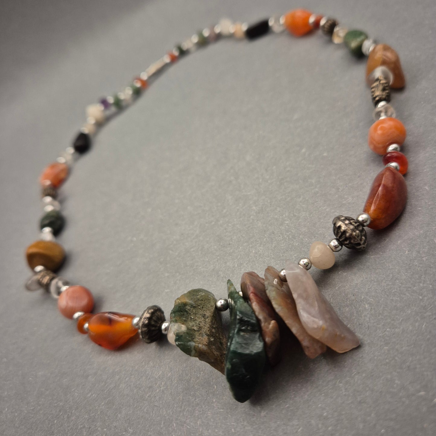 Bunte Edelstein Halskette mit Natursteinen und Silberdetails