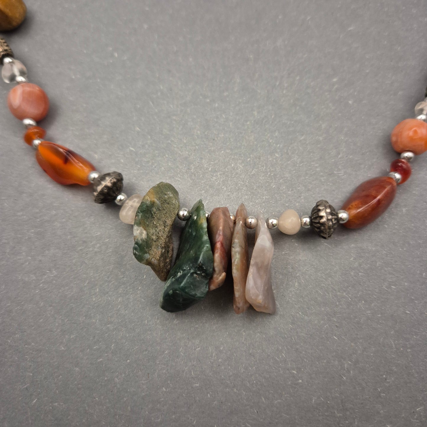 Bunte Edelstein Halskette mit Natursteinen und Silberdetails