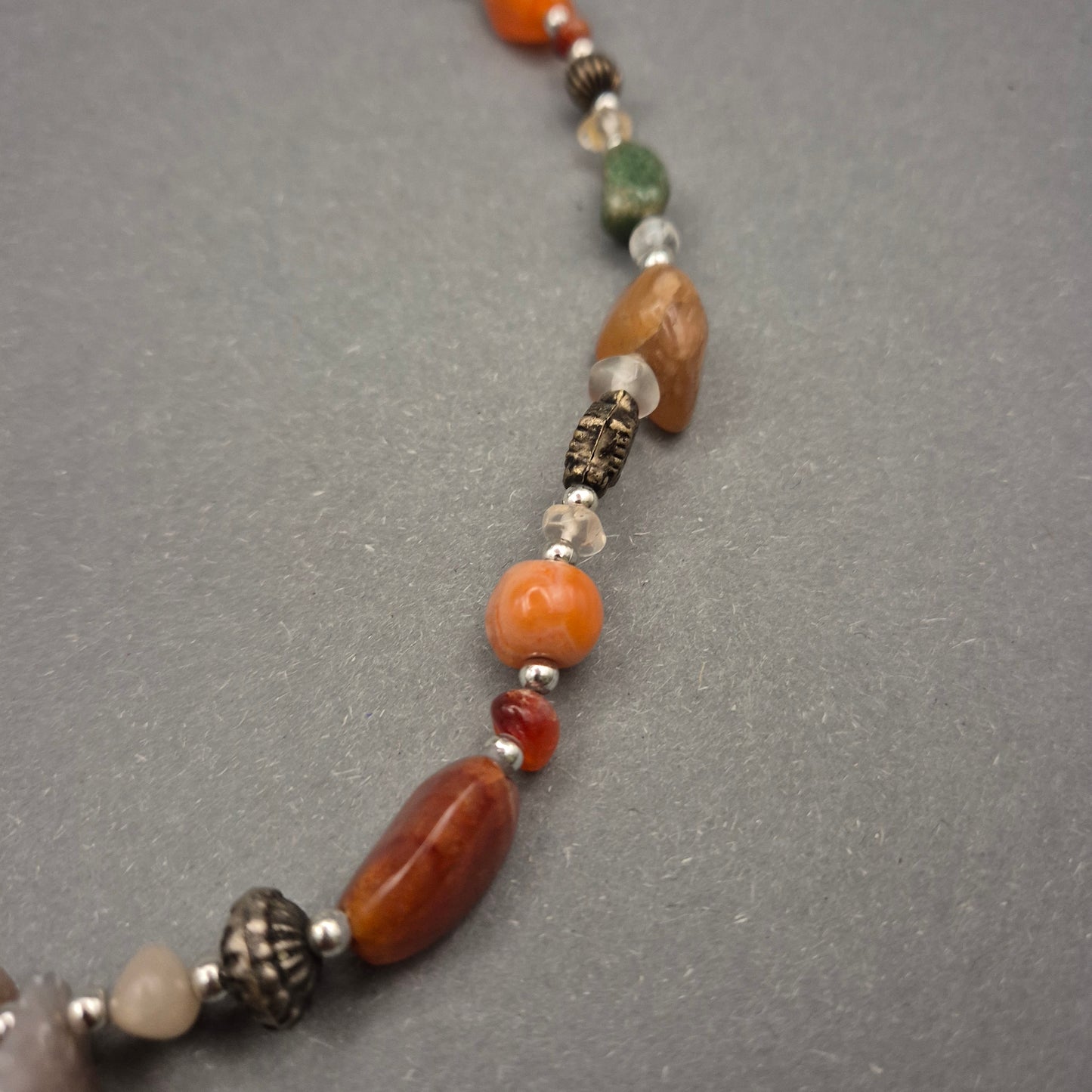 Bunte Edelstein Halskette mit Natursteinen und Silberdetails