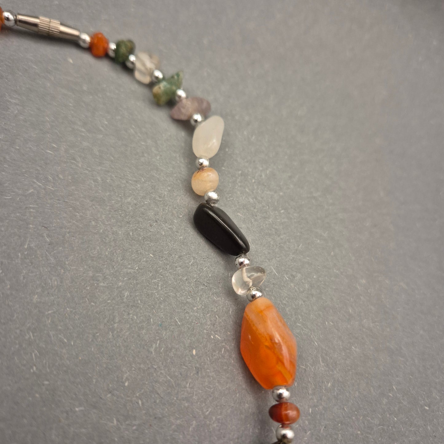 Bunte Edelstein Halskette mit Natursteinen und Silberdetails