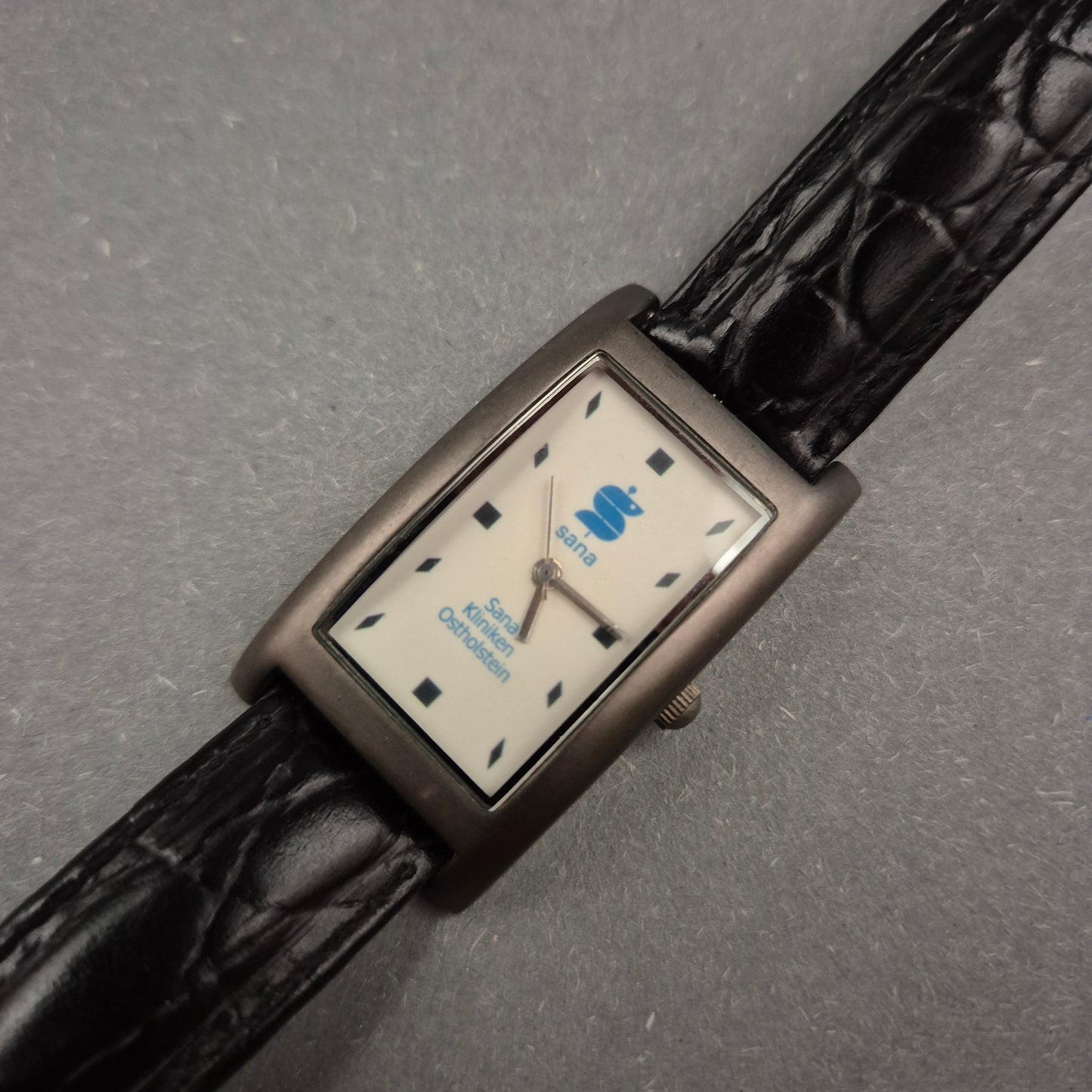 Werbe Herren Uhr „Sana Kliniken“ – Rechteckiges Gehäuse