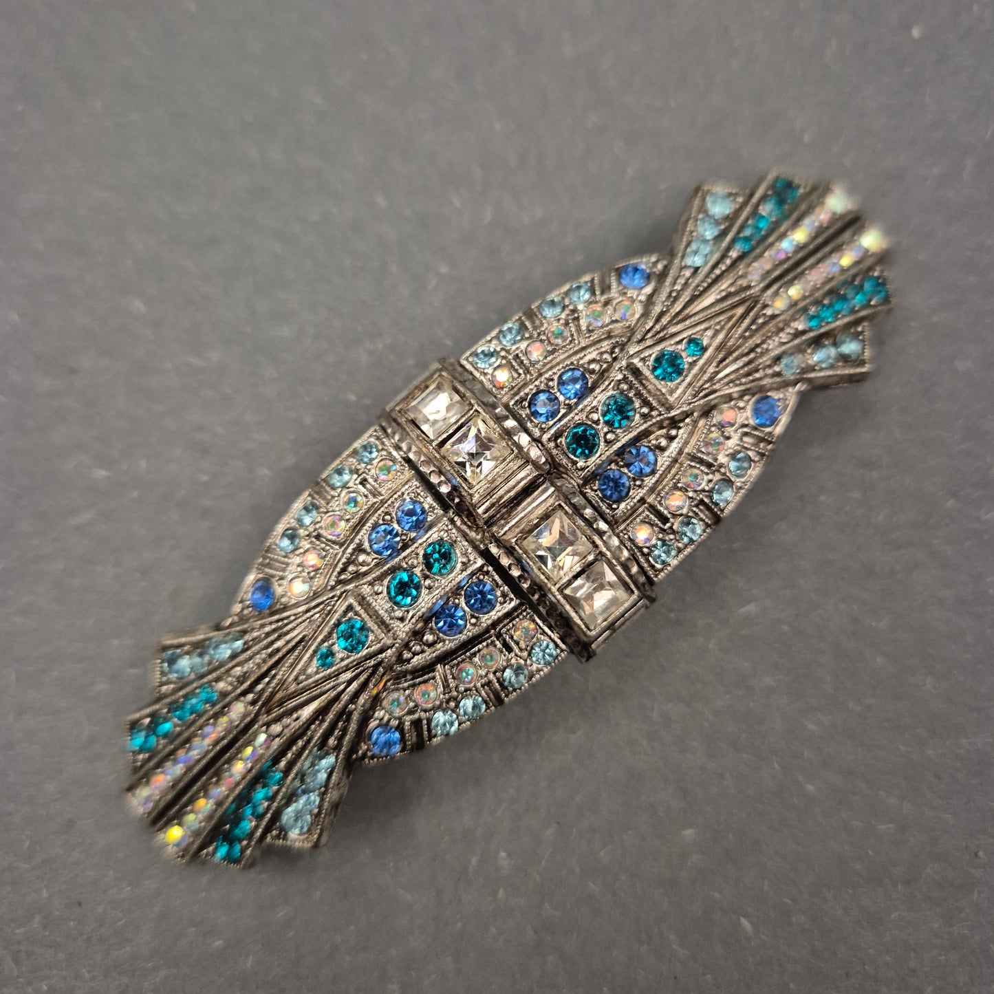 Art-Déco Brosche mit blauen Strasssteinen im Vintage-Stil