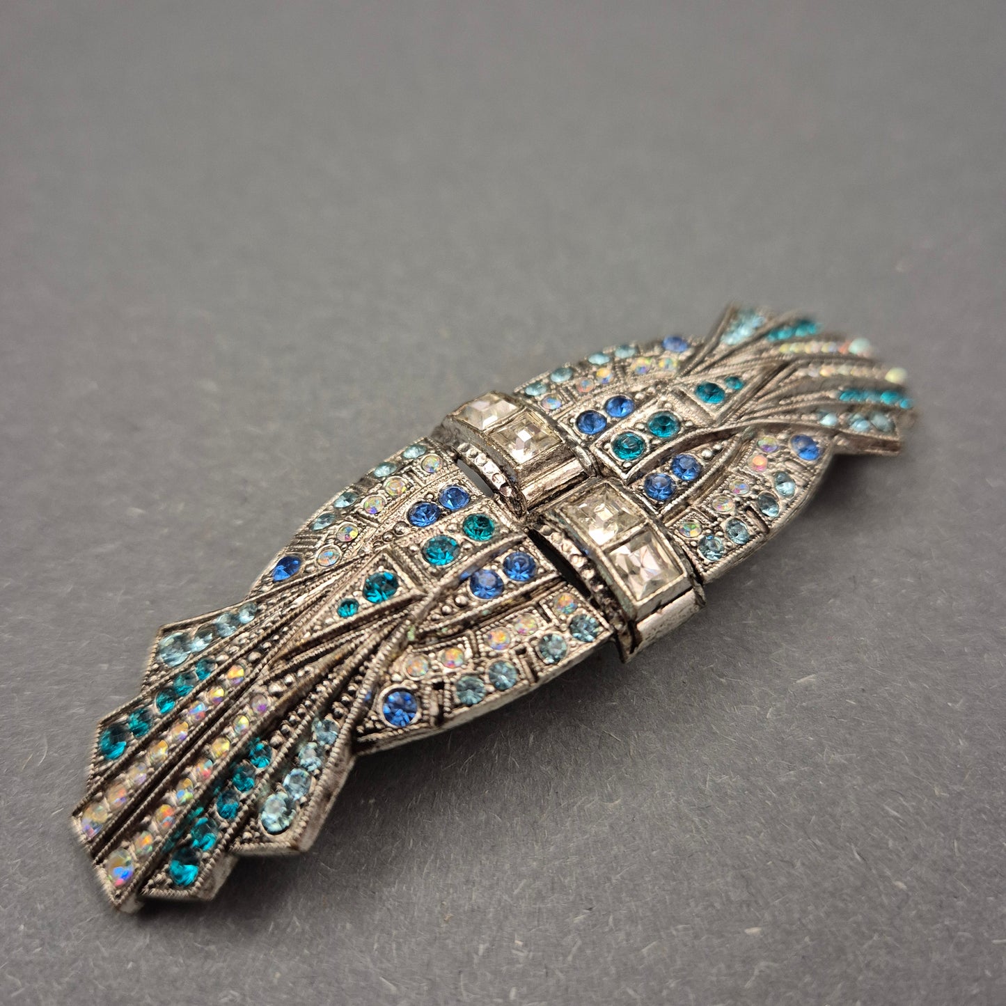 Art-Déco Brosche mit blauen Strasssteinen im Vintage-Stil