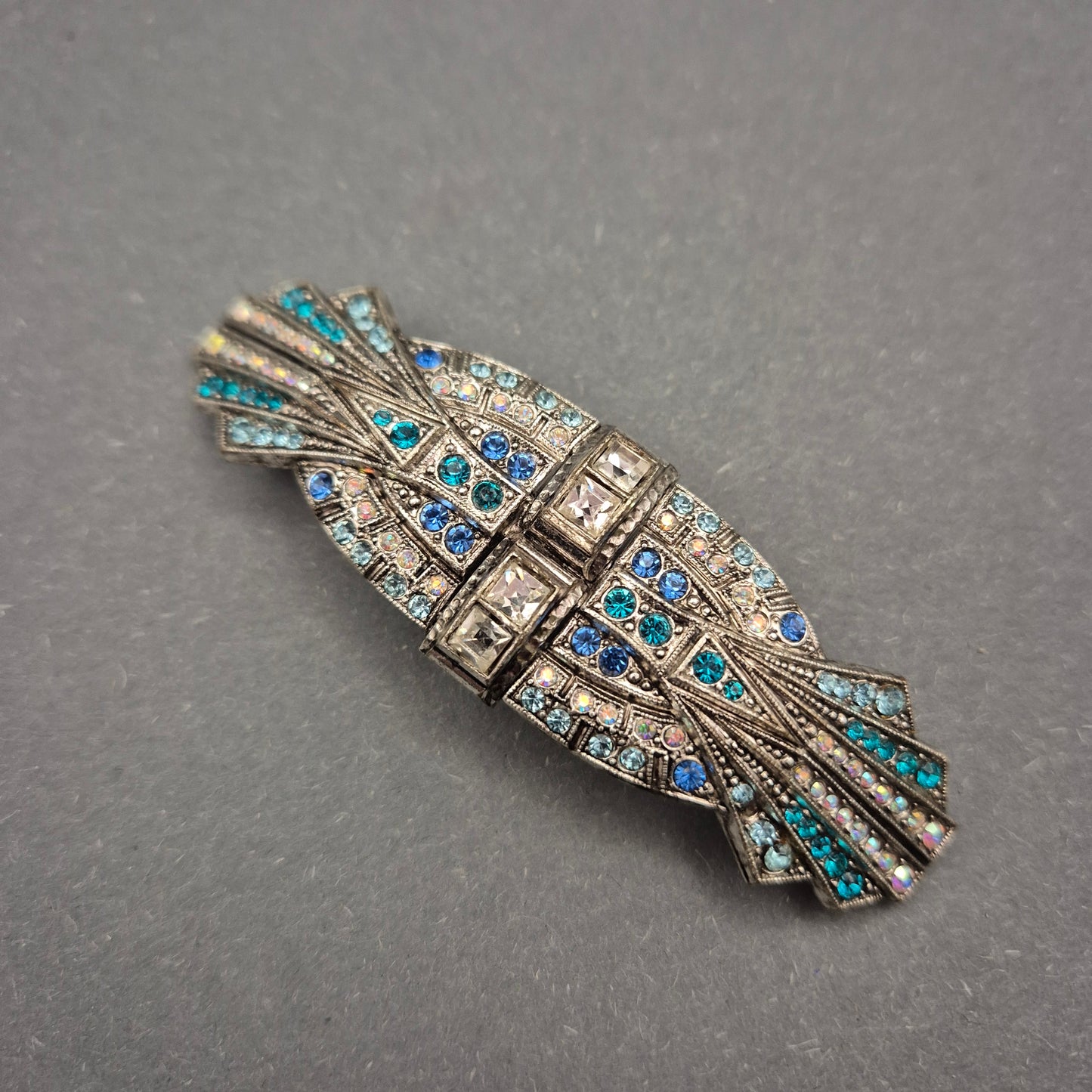 Art-Déco Brosche mit blauen Strasssteinen im Vintage-Stil