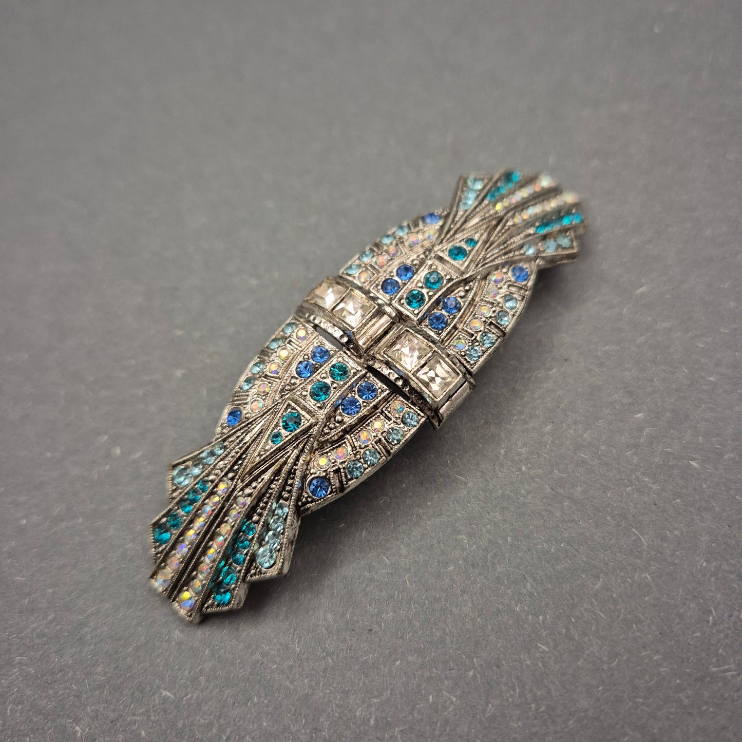 Art-Déco Brosche mit blauen Strasssteinen im Vintage-Stil