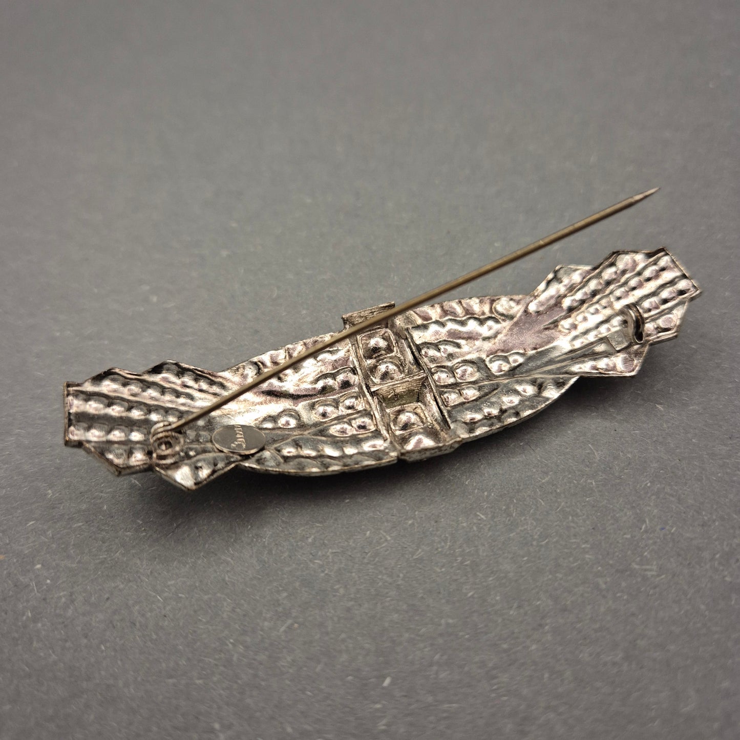 Art-Déco Brosche mit blauen Strasssteinen im Vintage-Stil