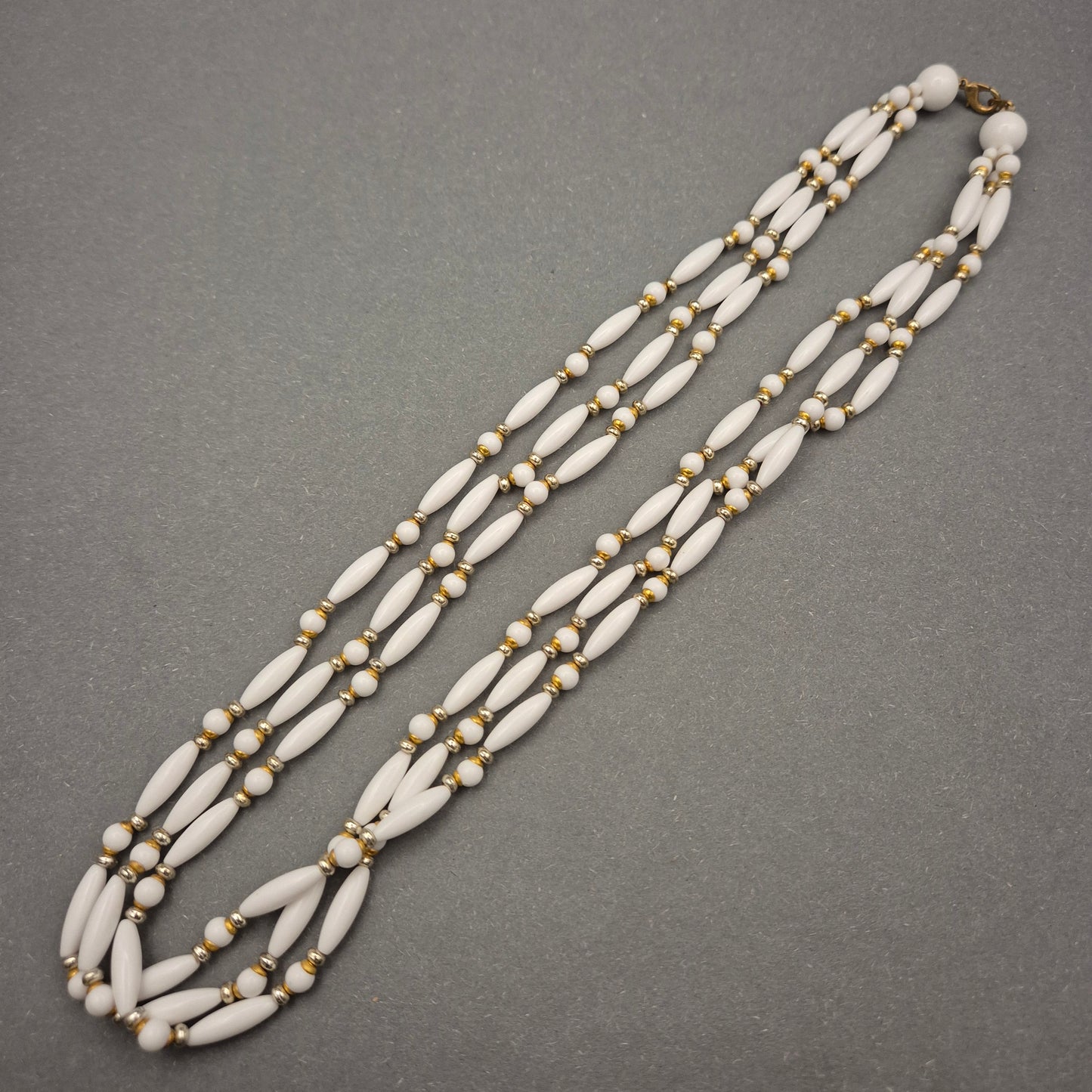 Dreireihige weiße Vintage Halskette mit goldfarbenen Akzenten