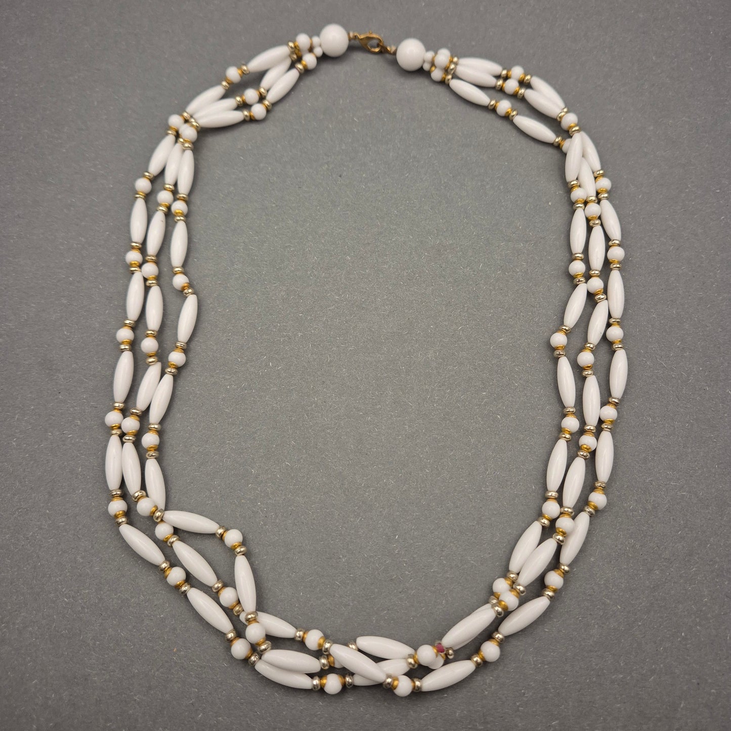 Dreireihige weiße Vintage Halskette mit goldfarbenen Akzenten