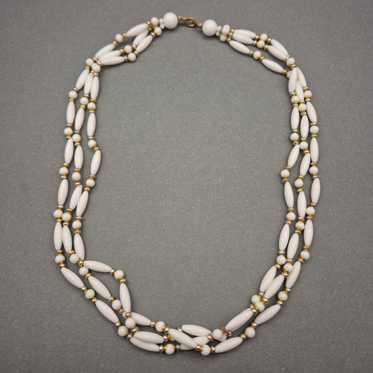 Dreireihige weiße Vintage Halskette mit goldfarbenen Akzenten