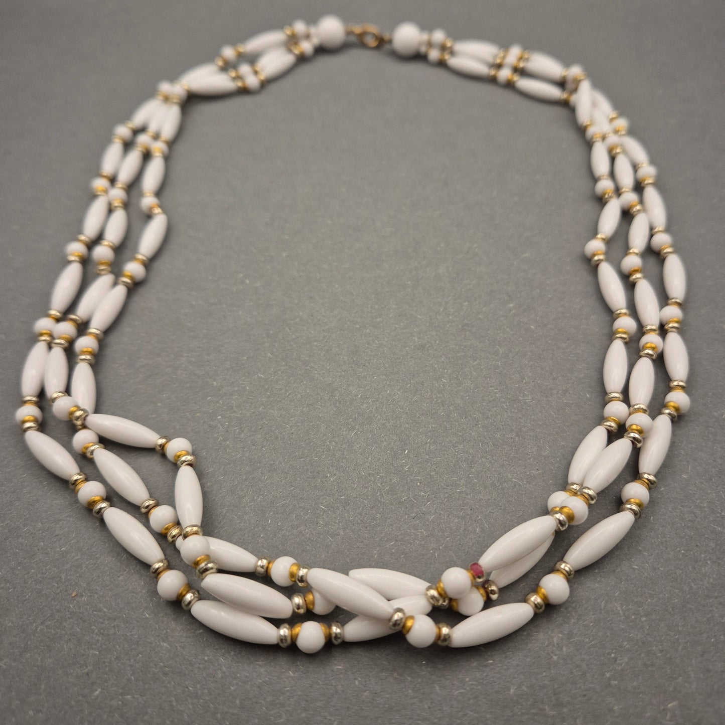 Dreireihige weiße Vintage Halskette mit goldfarbenen Akzenten