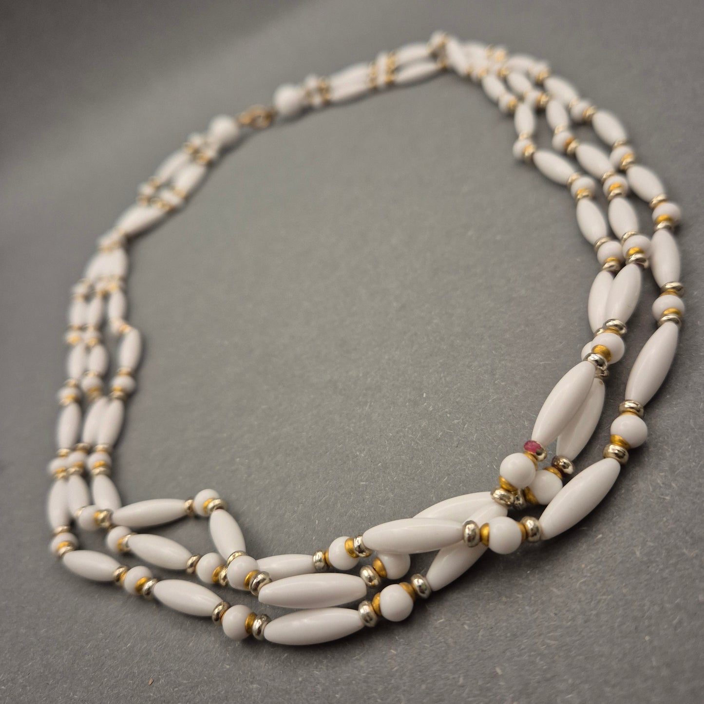 Dreireihige weiße Vintage Halskette mit goldfarbenen Akzenten