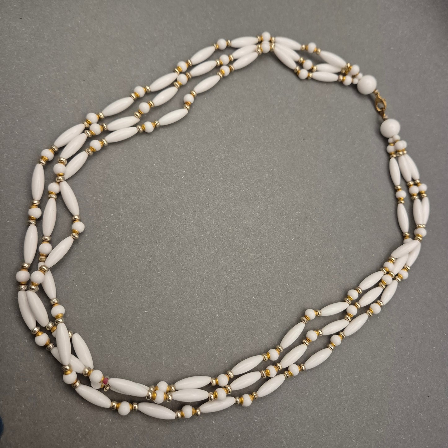 Dreireihige weiße Vintage Halskette mit goldfarbenen Akzenten