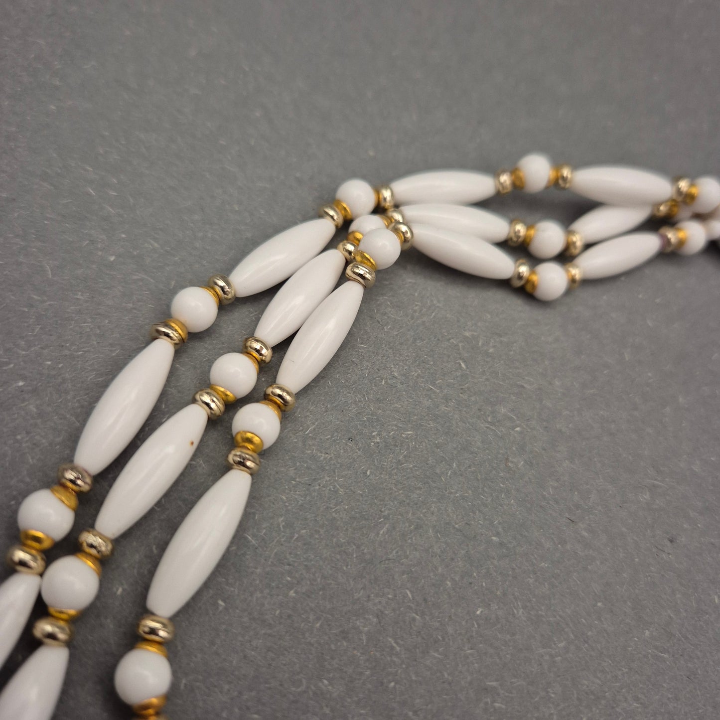 Dreireihige weiße Vintage Halskette mit goldfarbenen Akzenten