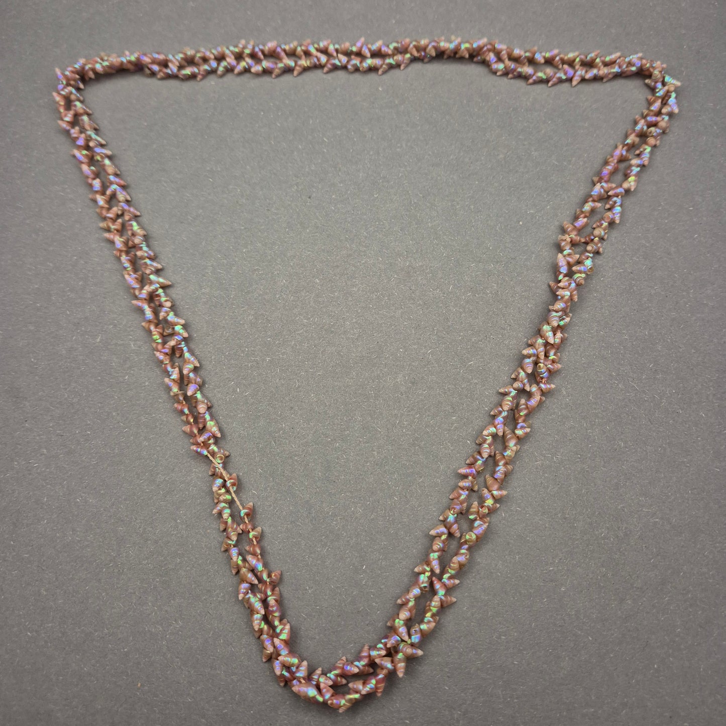 Kurze rosa Perlenkette mit irisierendem Glanz – ca. 35 cm