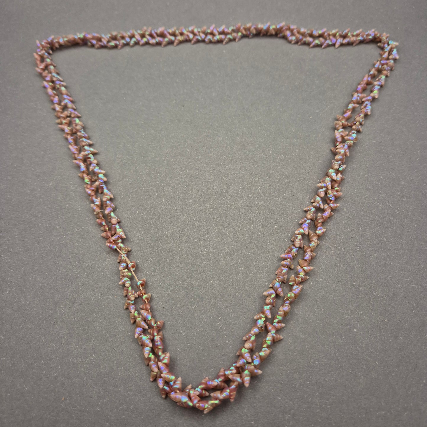 Kurze rosa Perlenkette mit irisierendem Glanz – ca. 35 cm