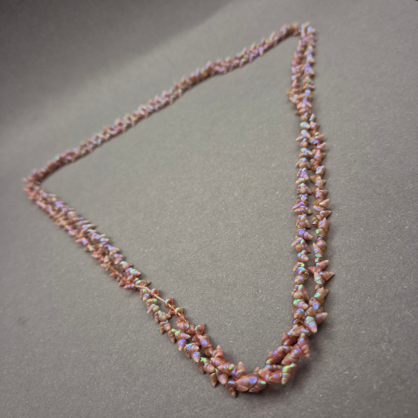 Kurze rosa Perlenkette mit irisierendem Glanz – ca. 35 cm